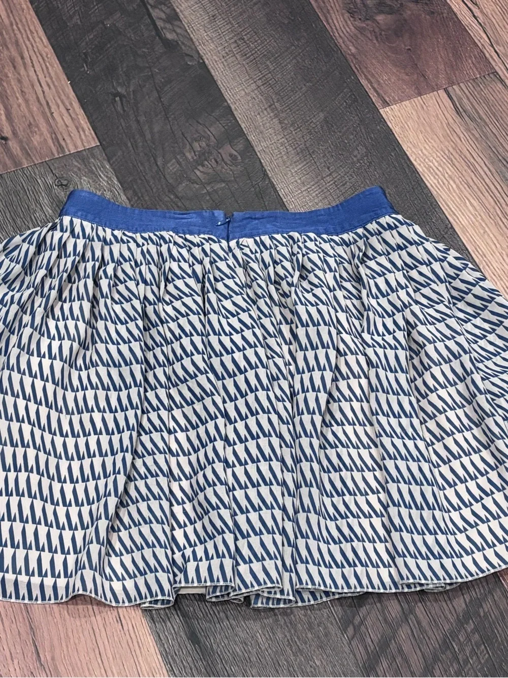 Club Monaco Navy and Beige Mini  Skirt in size 8. Great condition